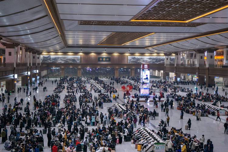 (照片由受访者提供)高铁西安北站,看着候车大厅不断增加的旅客,中国
