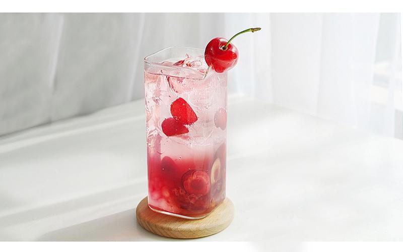清新一夏烦热的夏日来杯冰爽的樱桃汽水吧