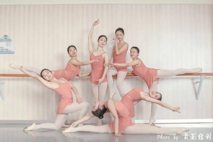 舞影图集四川师大舞蹈学院2020级7班芭蕾舞基训课堂精彩瞬间授课教师