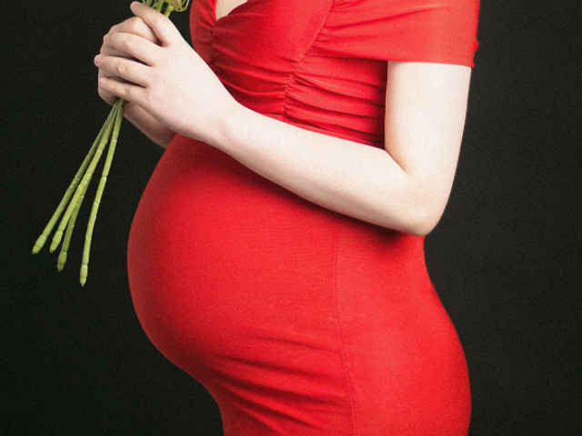 为什么孕妇喜欢挺着大肚子拍照对宝宝有伤害吗要注意什么