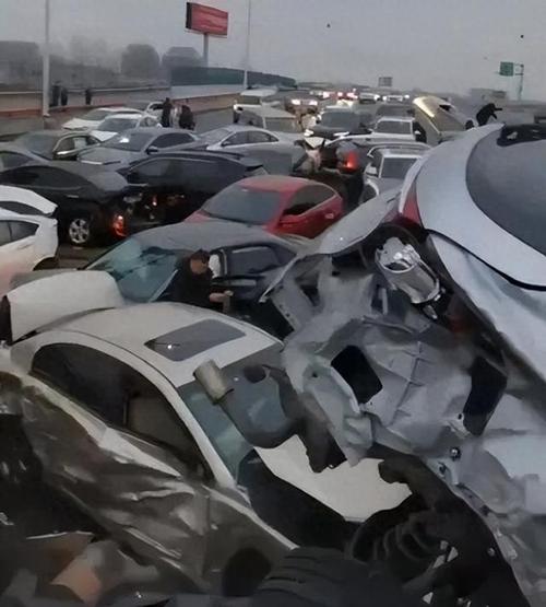 苏州高架多车追尾有的车甚至叠在车顶事故已致9人受伤