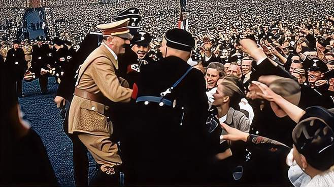 希特勒的演讲技巧,利用音调蛊惑民众,演讲画面很疯狂!