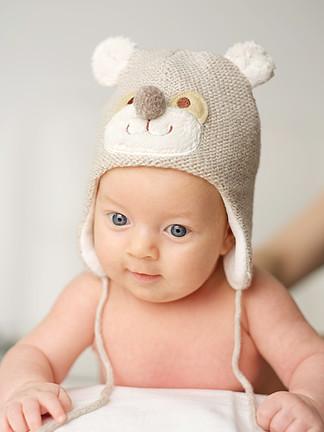 两个月大的新生婴儿在滑稽的帽子