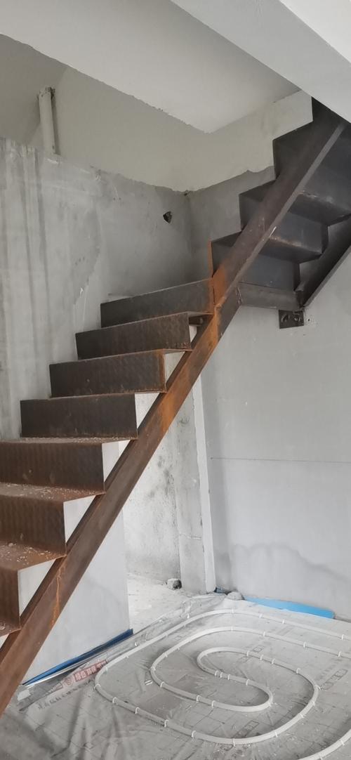 南阳南召县找一个电焊工,焊商品钢架楼梯,室内活地点南召浩创滨