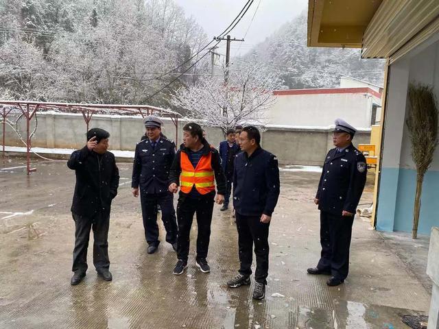 丹凤县政府副县长柯忠善检查指导雪天道路交通安全工作