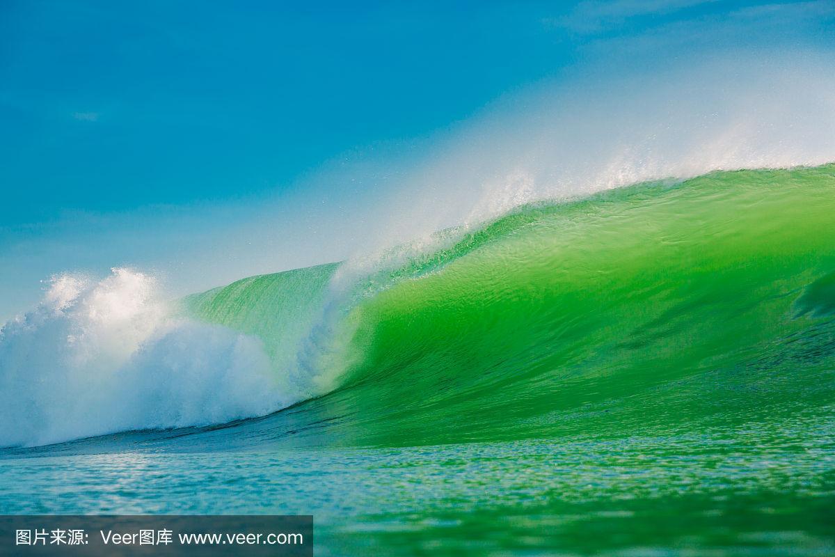 大海中巨大的绿色波浪.巴厘岛破浪