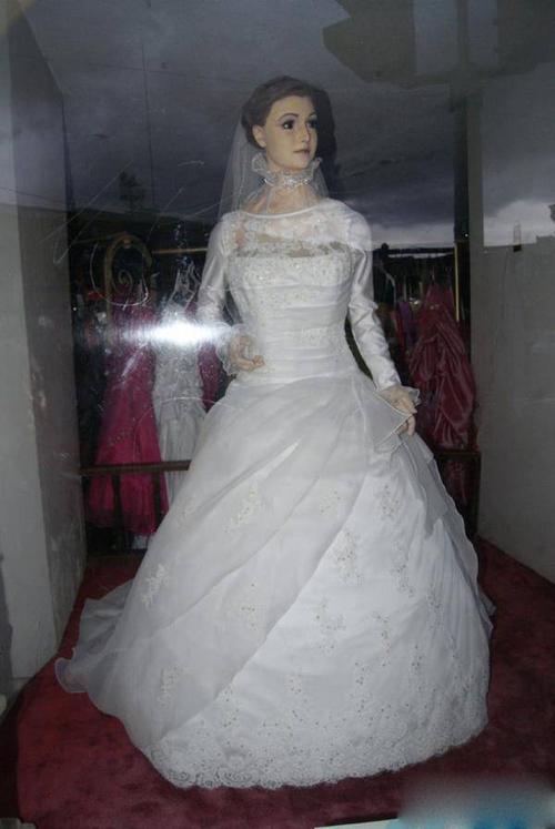 婚纱店主用女儿尸体做模特摆放70年组图
