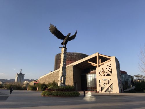 凉山民族文化艺术中心火把广场就在邛海边上不远,这里市民和游客很多