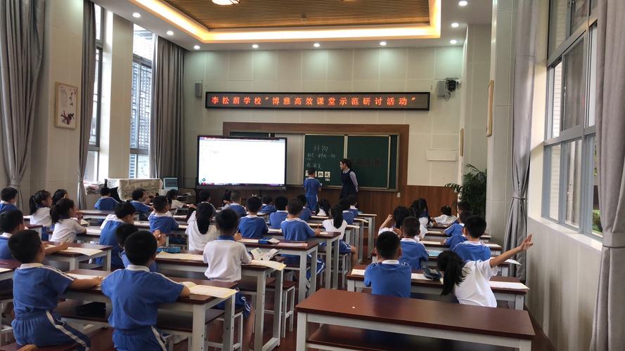 周四第二节课,方玉婷老师在学术发展中心上"博雅高效课堂 "书法示范