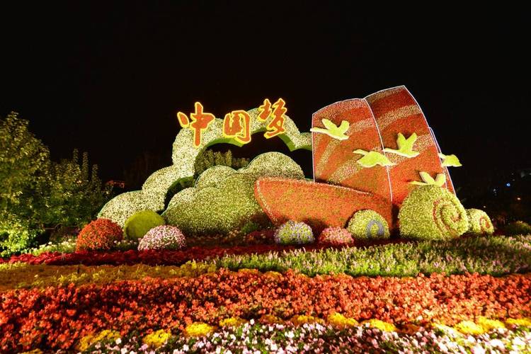 国庆节北京长安街沿线立体花坛夜景惊艳美轮美奂