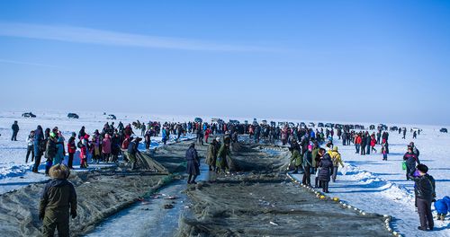 在零下30度感受捕鱼的快乐吉林查干湖冬捕过程热闹非凡