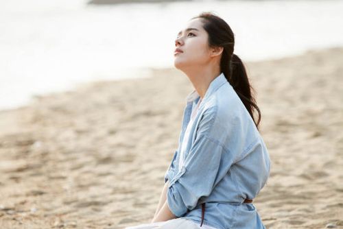 韩佳人拍广告海边浪漫约会新浪娱乐讯 日前,韩国女演员韩佳人在海边