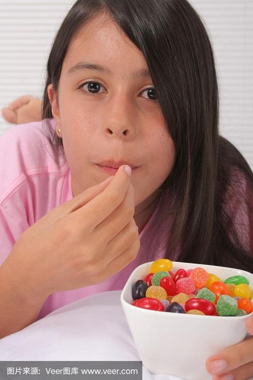 吃糖果的小女孩