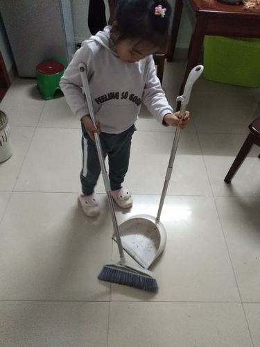 正确的扫地步骤可分为三步:    第一步:小手拿笤帚,从里往外扫.