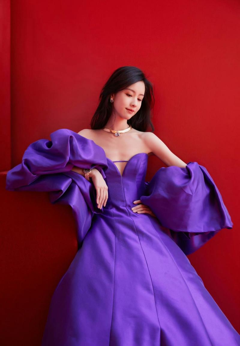 陈都灵一袭紫色抹胸长裙,冷艳绝美,优雅大气,高级感十足!