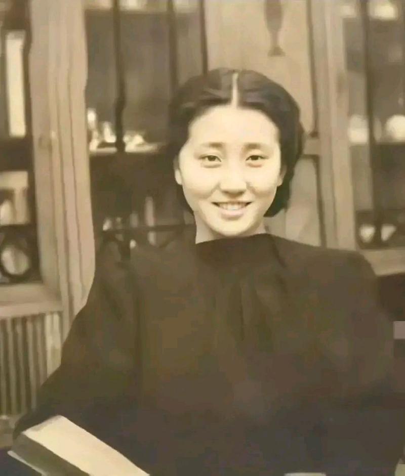 1937年,年轻时的蒋英,一张罕见的留影, 照片中的她打扮时髦,既漂亮又