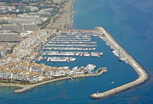 伸入海里,这是埃及和旧约城镇亚柯之间,在地中海海岸上唯一的天然港口