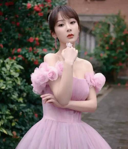杨紫身穿各种礼服裙,美得就像一个小公主,亭亭玉立,温润甜美_感觉