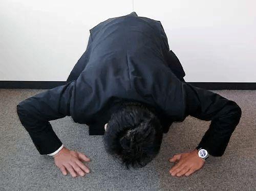 日本人研究了一万种下跪的方法看完最后一种我都给跪了
