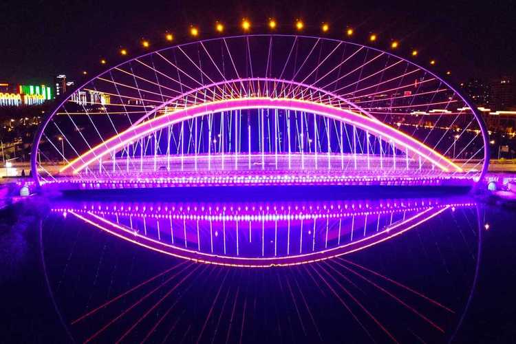 10月14日,航拍坐落在宁夏银川市金凤区典农河上的凤凰桥,犹如一只五彩