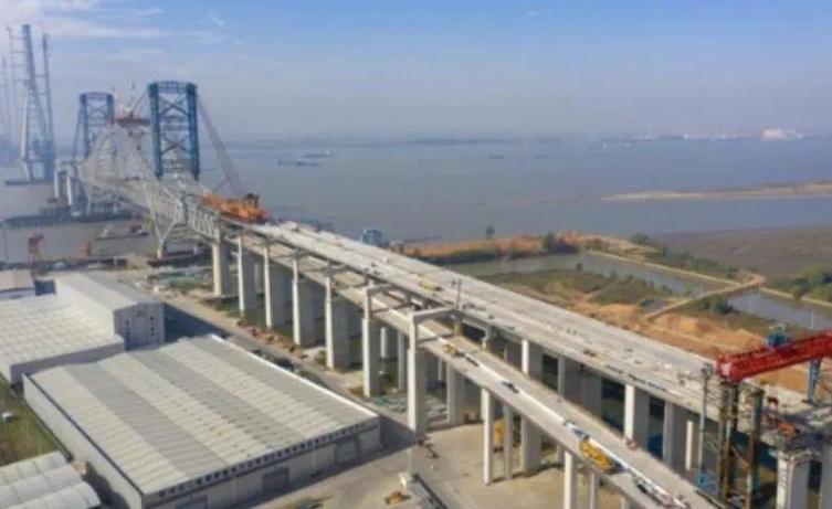 常泰长江大桥泰兴侧公铁合建段引桥节段梁架设完成