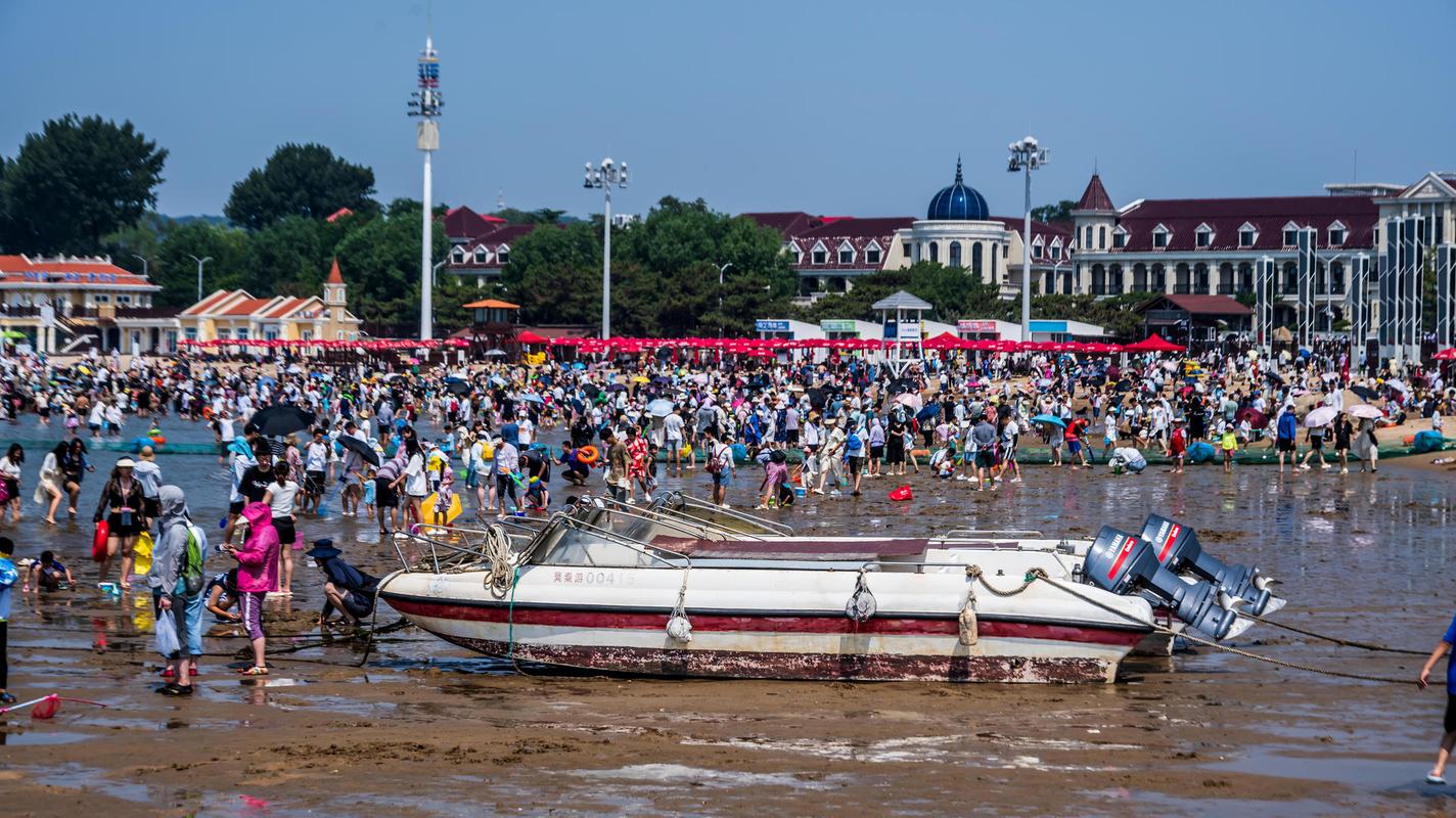 河北秦皇岛,正值端午假期第二天,众多游客来到北戴河赶海度假.
