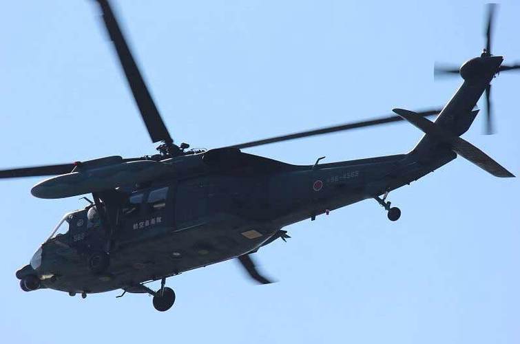 日本自卫队装备的反潜版"黑鹰"直升机,从这个角度可以大致看出"黑鹰"
