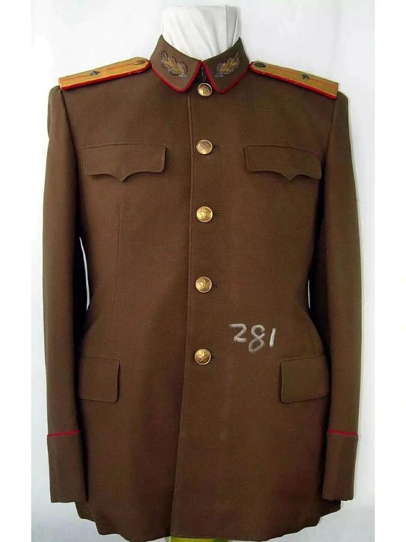 极为罕见的55式军官礼服实物 55式尉官礼服,比将官礼服稀少的礼服