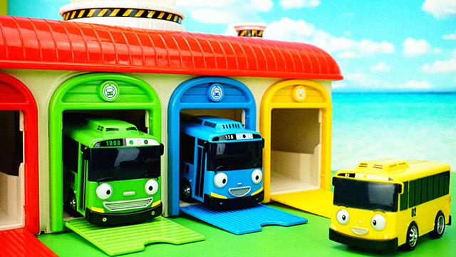 tayo泰路小巴士坐托运车回车库休息的儿童玩具故事