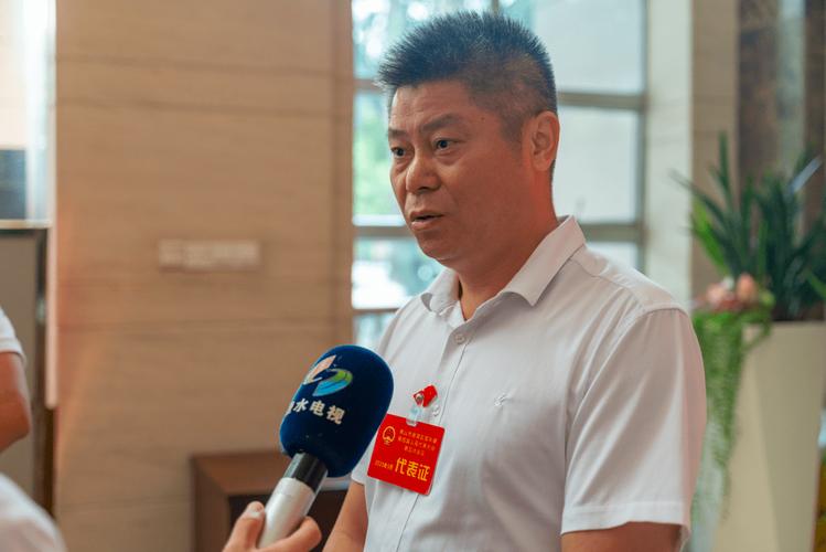 里水镇人大代表,和顺一中校长叶俊接受记者采访.