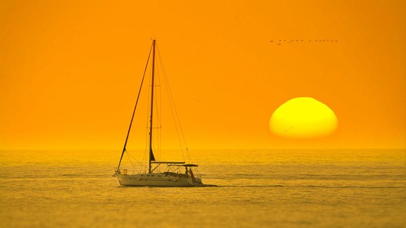 日落时在海中央的白色小船|倒影,天空,山脉,日出,日落,水,湖泊,自然