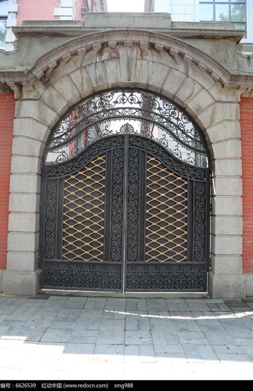 拱形门头的欧式黑色大门背景