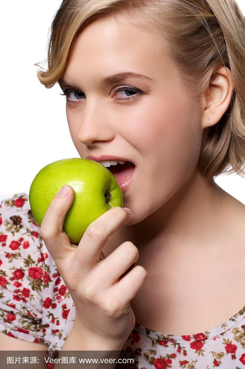 年轻女子在咬苹果