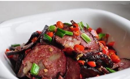 猪血丸子是邵阳每家每户必做的美食,在每年的腊月,将猪血,掏碎的豆腐