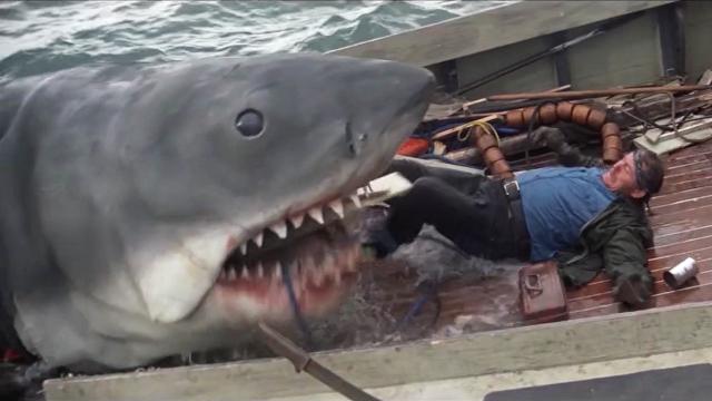 大白鲨血腥吃人后终被引爆钢瓶炸死