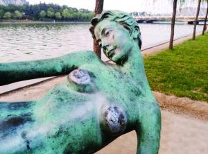 裸女雕塑常年被袭胸市民为其裹床单遮羞图
