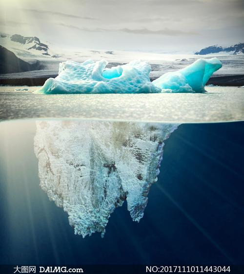 可看到水下景观的冰山摄影高清图片