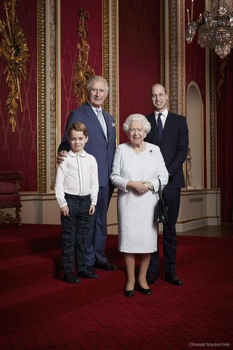 四世同堂!英国王室新年晒女王与三代继承人合影