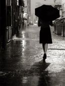 精选黑白伤感雨天女生孤独背影撑伞手机壁纸下载
