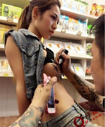 ▼这位正妹决定要在她的下胸纹身当时这正妹侧乳刺青照
