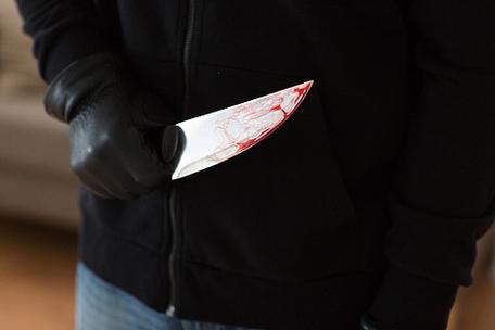 接近犯罪分子或凶手用鲜血在犯罪现场的刀子上用刀上的鲜血的罪犯关门