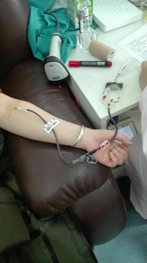 今天献了200毫升血,是想奉献一份爱心,帮助需要用血的病人,我以后会定