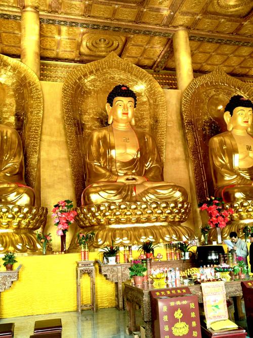 走进这个寺庙,正面是三个如来佛祖,三个佛像完全一样.