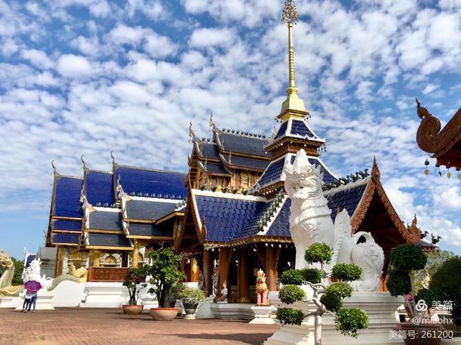 在曼谷也参观了不少著名的寺庙 相比之 更喜欢清迈的蓝庙 与兰天相融