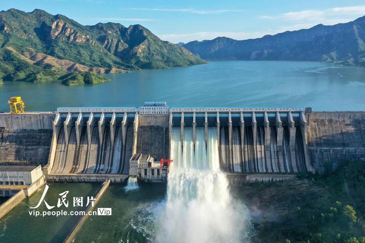 2021年8月28日,河北省唐山市迁西县潘家口水库大坝泄洪放水.
