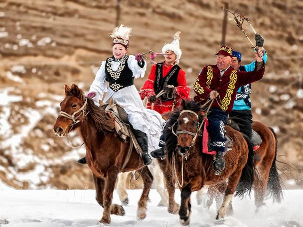 哈萨克族居住地气候寒冷,他们的服饰多样,见证了此民族的历史