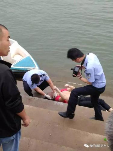 尸体打捞上岸,警方调查取证水上公安赶来打捞现场据说死者是一名约19