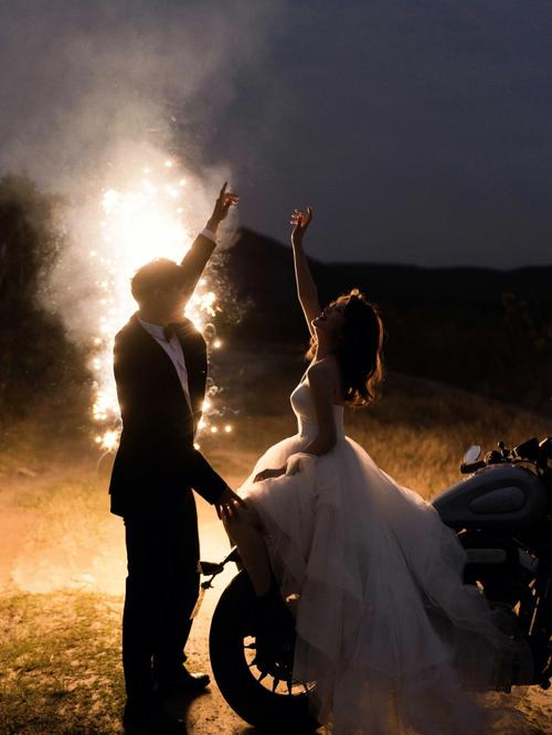 你应该来一组摩托车a到爆的婚纱照
