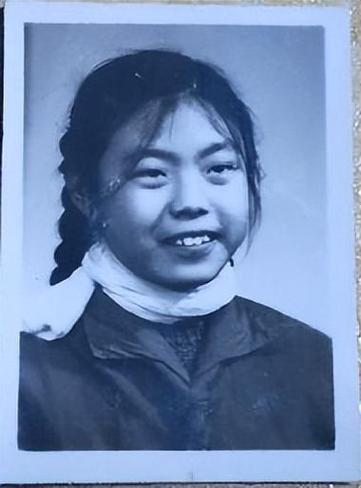 黑白老照片:上世纪七十年代清纯女学生,年轻貌美笑容甜
