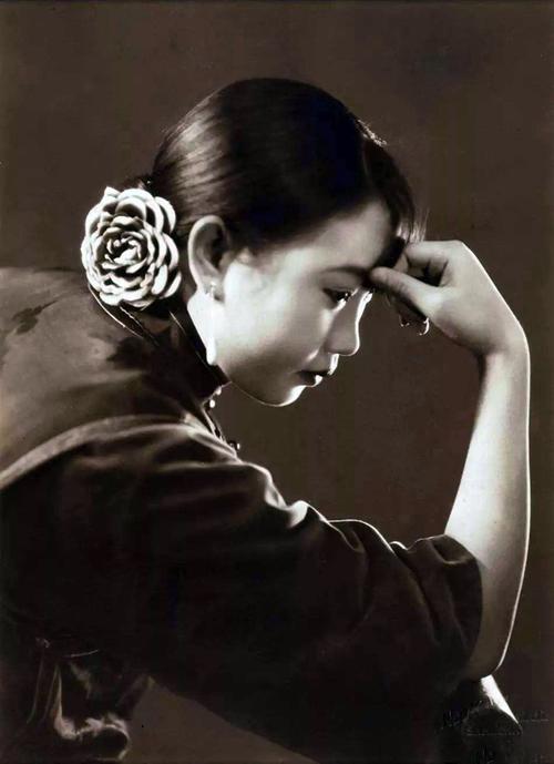 上世纪30年代,胡蝶被称为民国第一美女的"电影皇后",在《明星日报》的
